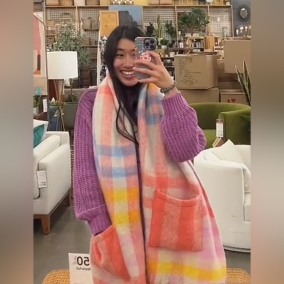 WOMENS WORLD MARKET OVERSIZED PASTEL COLORS FLEECE SCARF WITH POCKETS - Picture 2 of 6